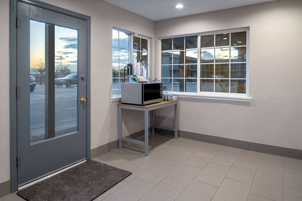 Super 8 by Wyndham Bakersfield CA 3