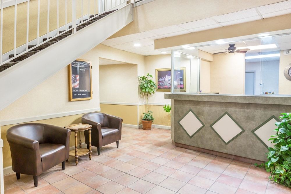 Super 8 by Wyndham Knoxville Downtown Area 2