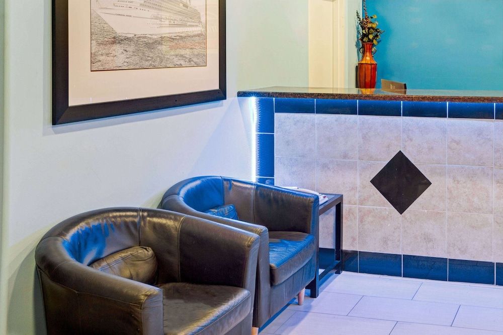 Howard Johnson by Wyndham Galveston 3