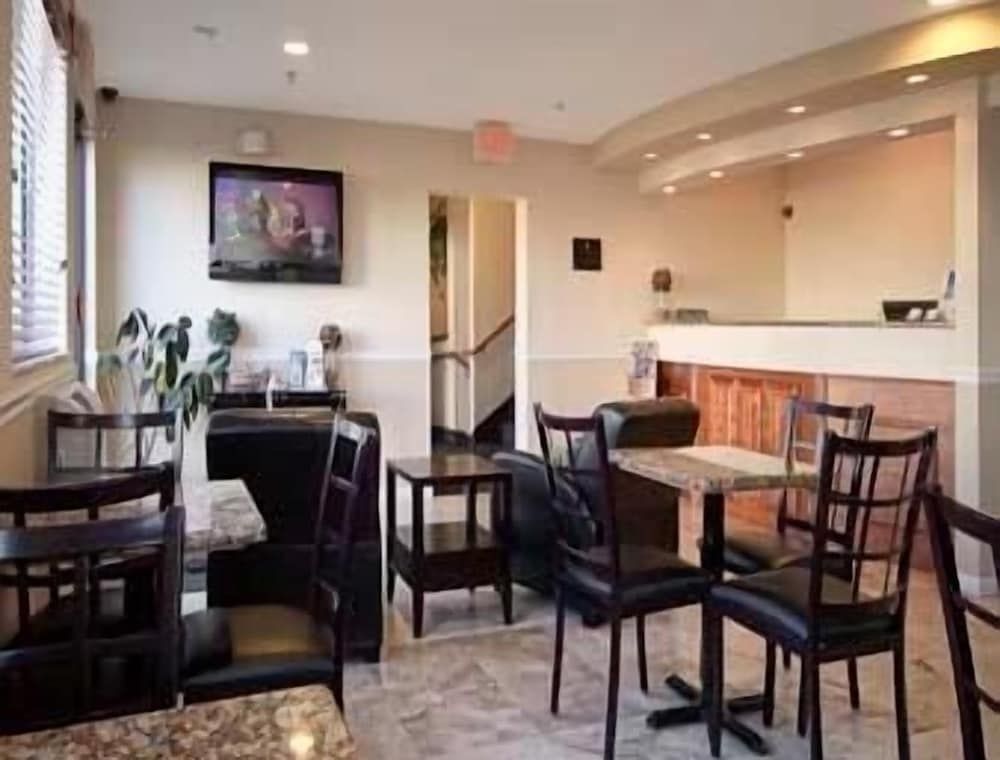 Super 8 by Wyndham Gainesville 3