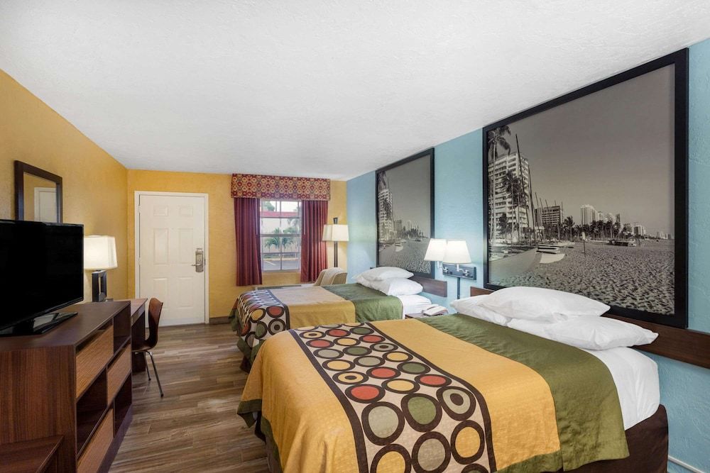 Super 8 by Wyndham Bradenton Sarasota Area 3