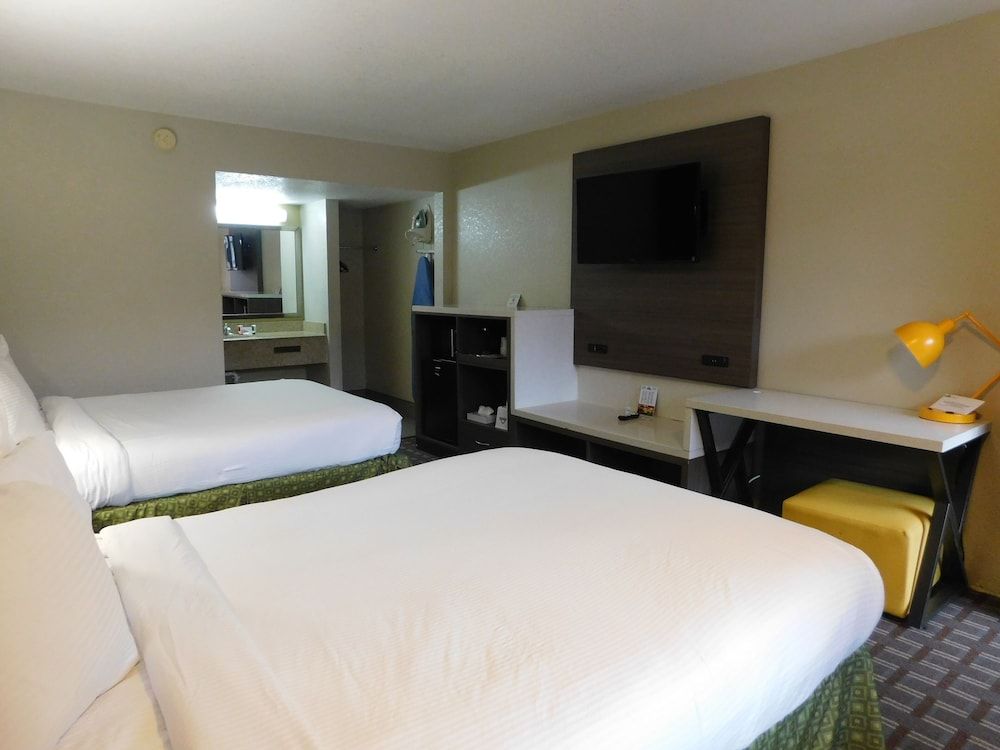 Days Inn & Suites by Wyndham Downtown Gatlinburg Parkway 3