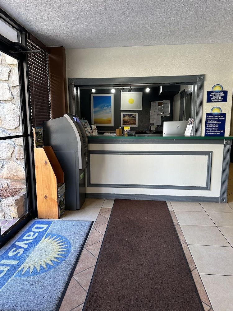 Days Inn & Suites by Wyndham Downtown Gatlinburg Parkway 2