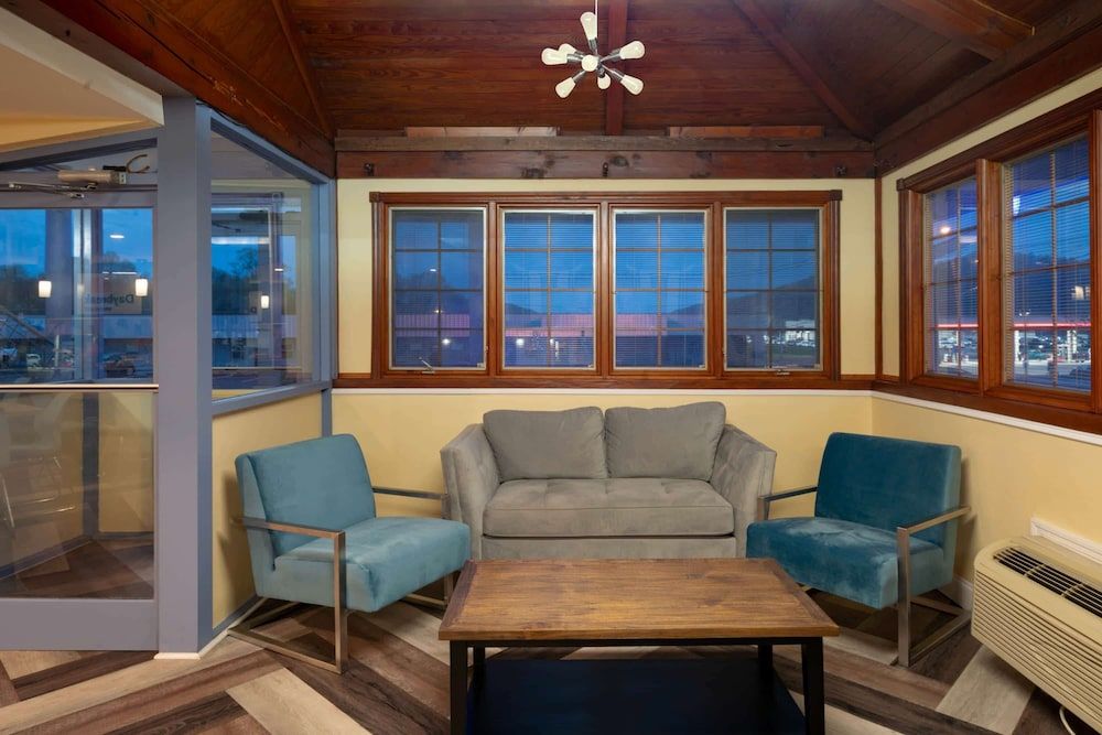 Days Inn by Wyndham Knoxville North 3