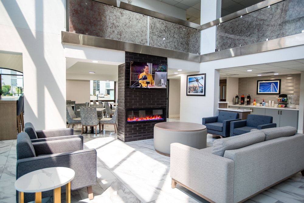 La Quinta Inn & Suites by Wyndham Dallas I-35 Walnut Hill Ln 3