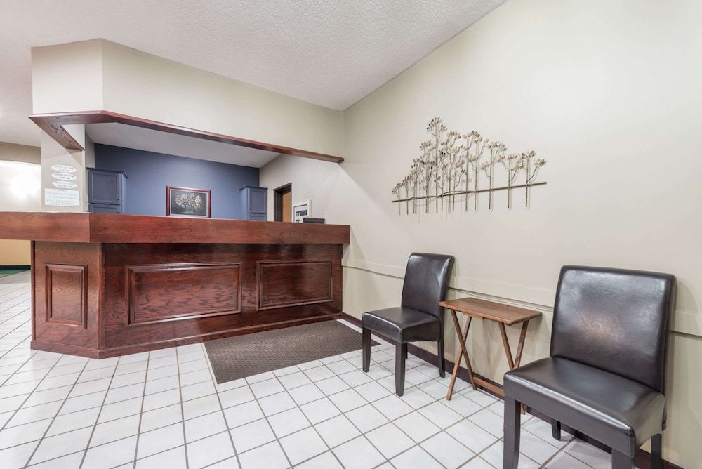 Super 8 by Wyndham Bloomington University Area 2