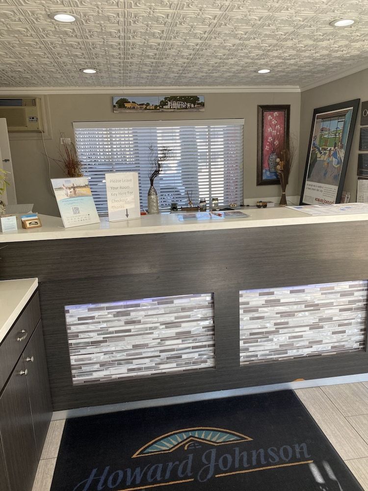 Howard Johnson by Wyndham Historic Lake Charles 2