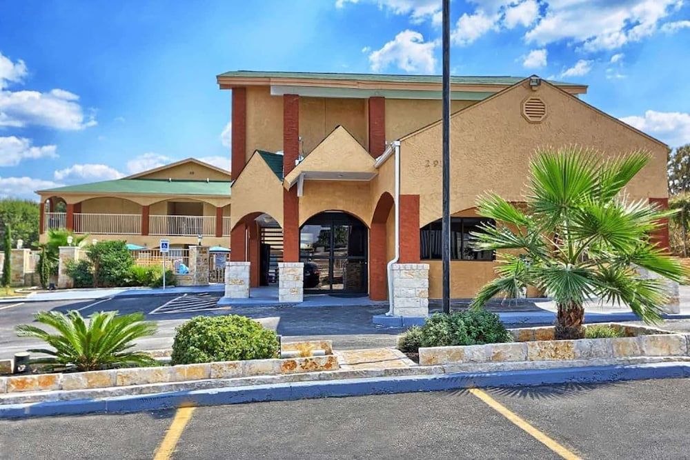 Travelodge by Wyndham Austin South 1