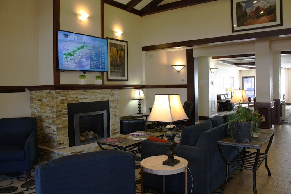 Ramada by Wyndham Denver International Airport 2