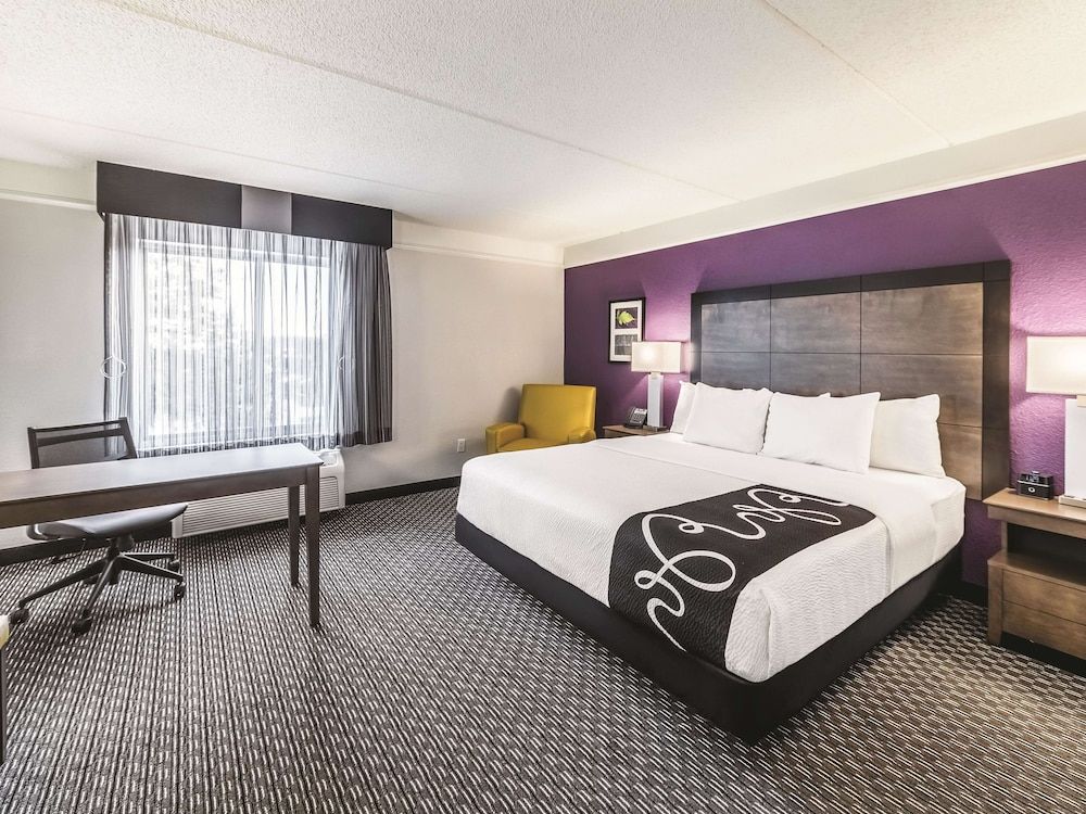 La Quinta Inn & Suites by Wyndham Austin Airport 1