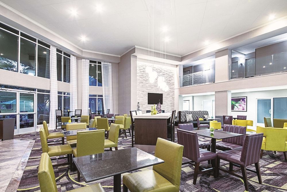 La Quinta Inn & Suites by Wyndham Austin Airport 2