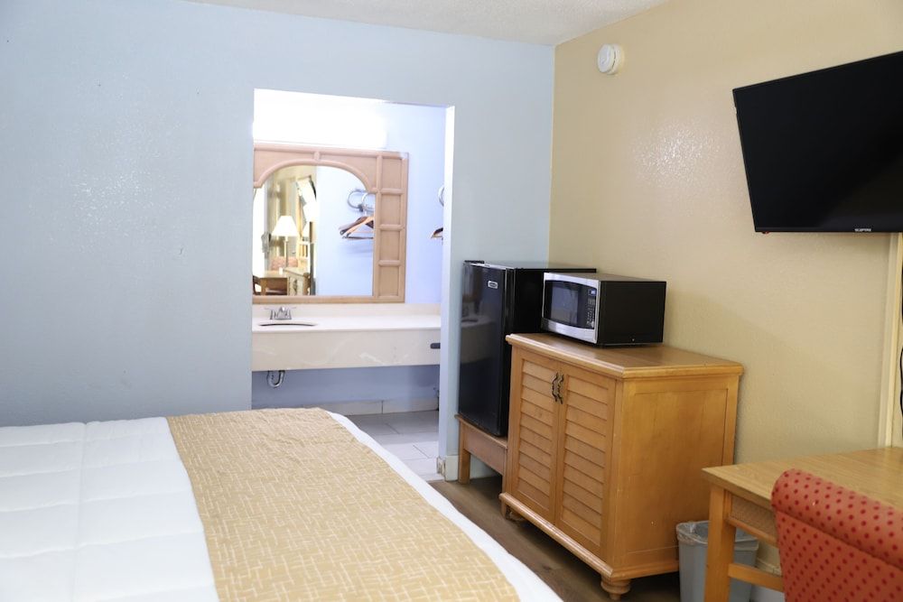 Super 8 by Wyndham Florence SC I-95 North / Hwy 76 3