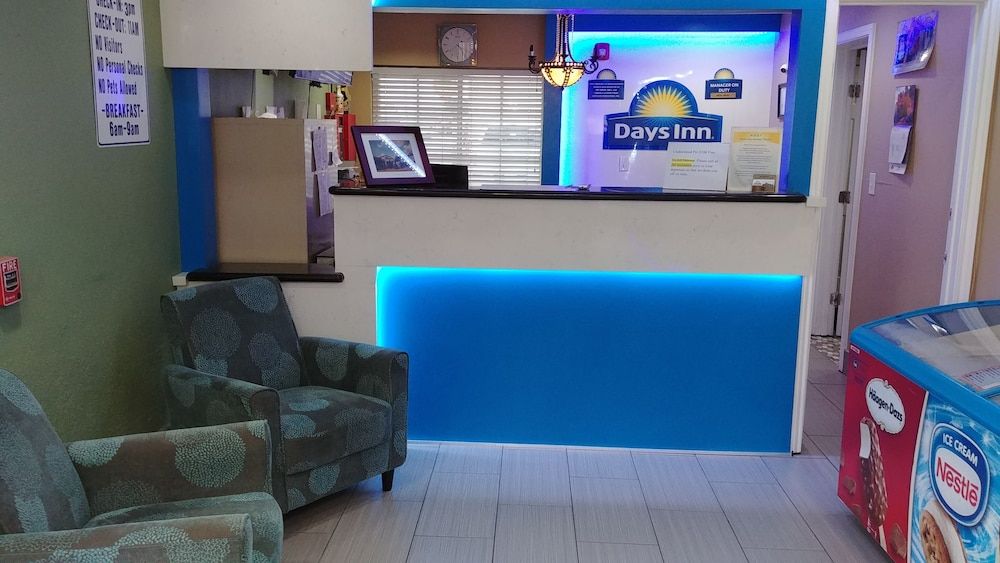 Days Inn by Wyndham Houston East 3