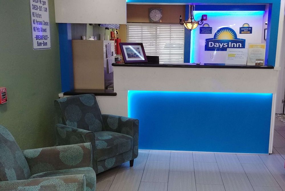 Days Inn by Wyndham Houston East 2
