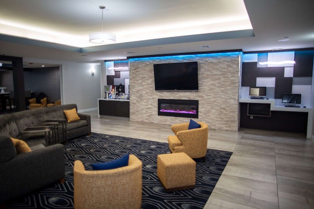 La Quinta Inn & Suites by Wyndham Houston East at Normandy 2