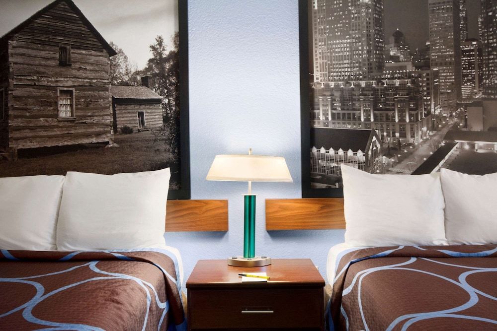 Super 8 by Wyndham Charlotte University 3
