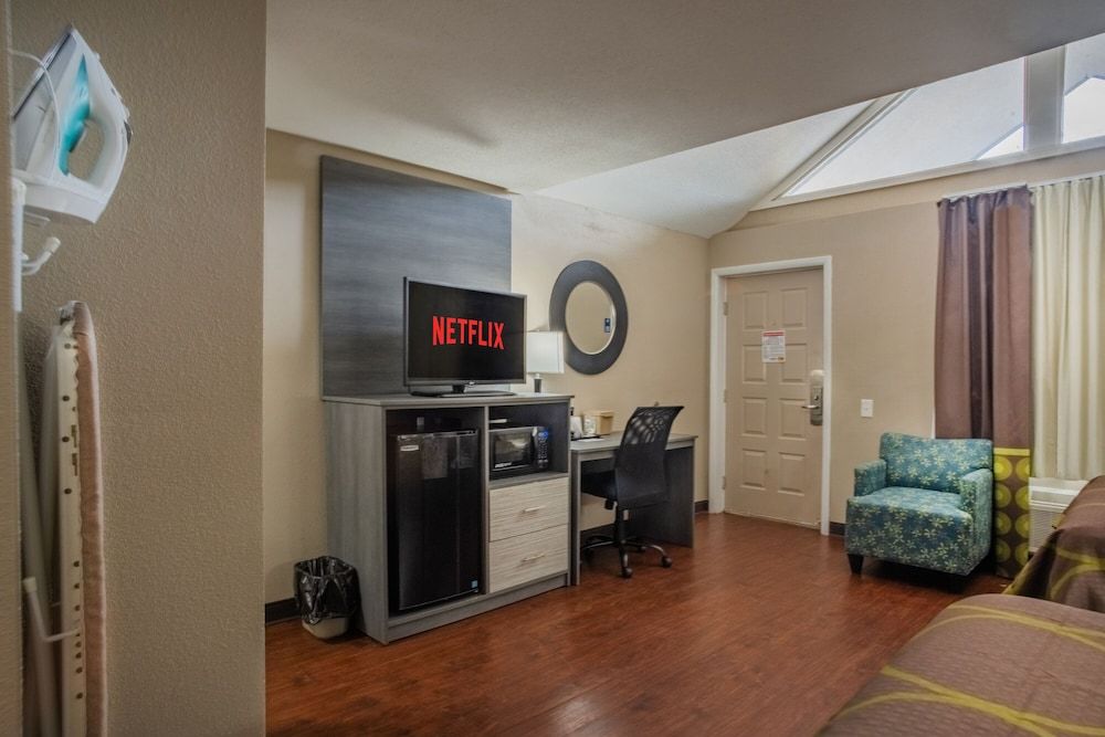 Super 8 by Wyndham Downtown Gatlinburg at Convention Center 3