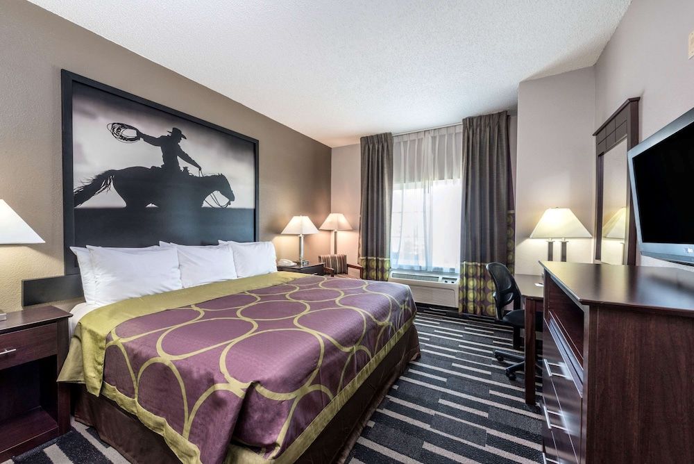 Super 8 by Wyndham Fort Worth North 3