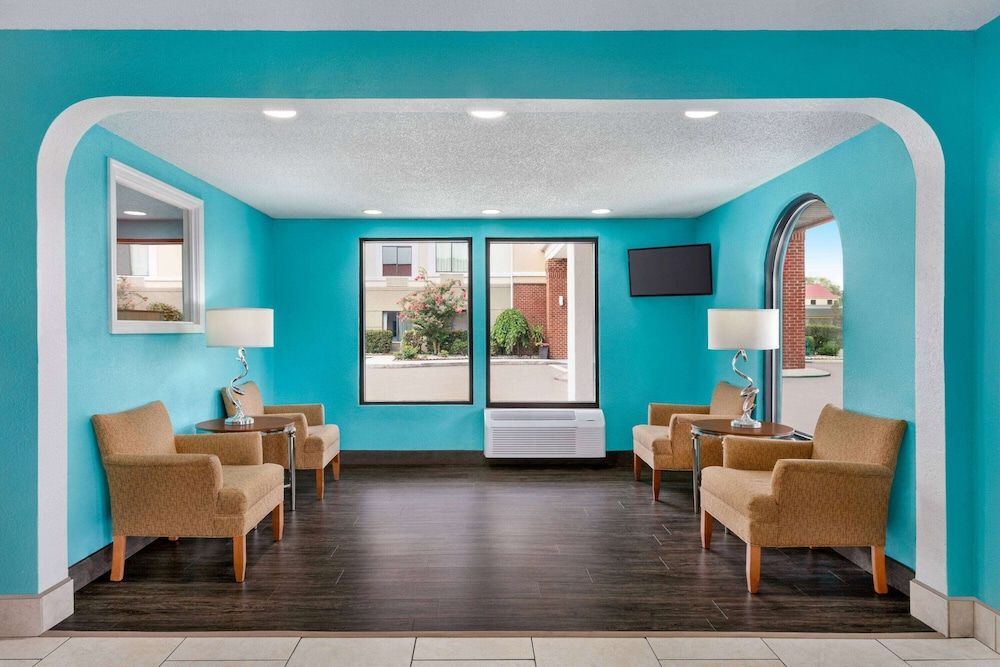 Howard Johnson by Wyndham Chattanooga Lookout Mountain 2