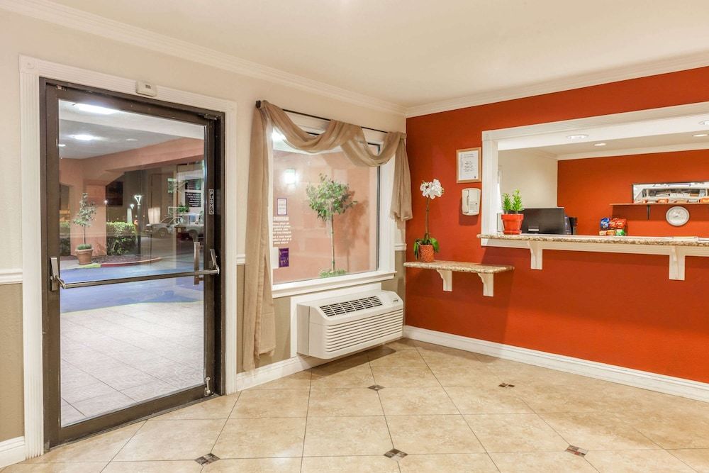 Super 8 by Wyndham Bakersfield/Central 2