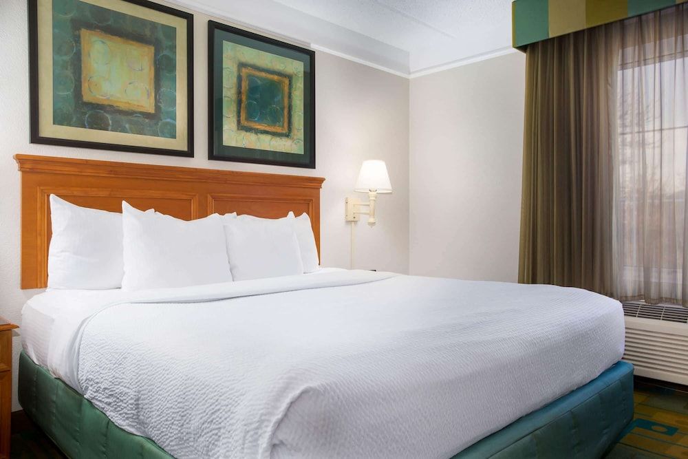 La Quinta Inn & Suites by Wyndham Austin Southwest 1