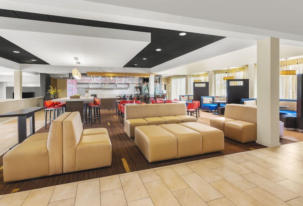 Super 8 by Wyndham Dallas Love Field Airport 3