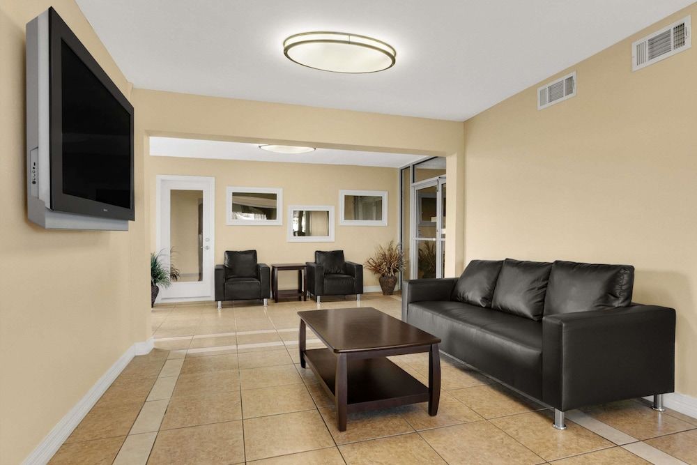 Super 8 by Wyndham Fort Worth TX 3