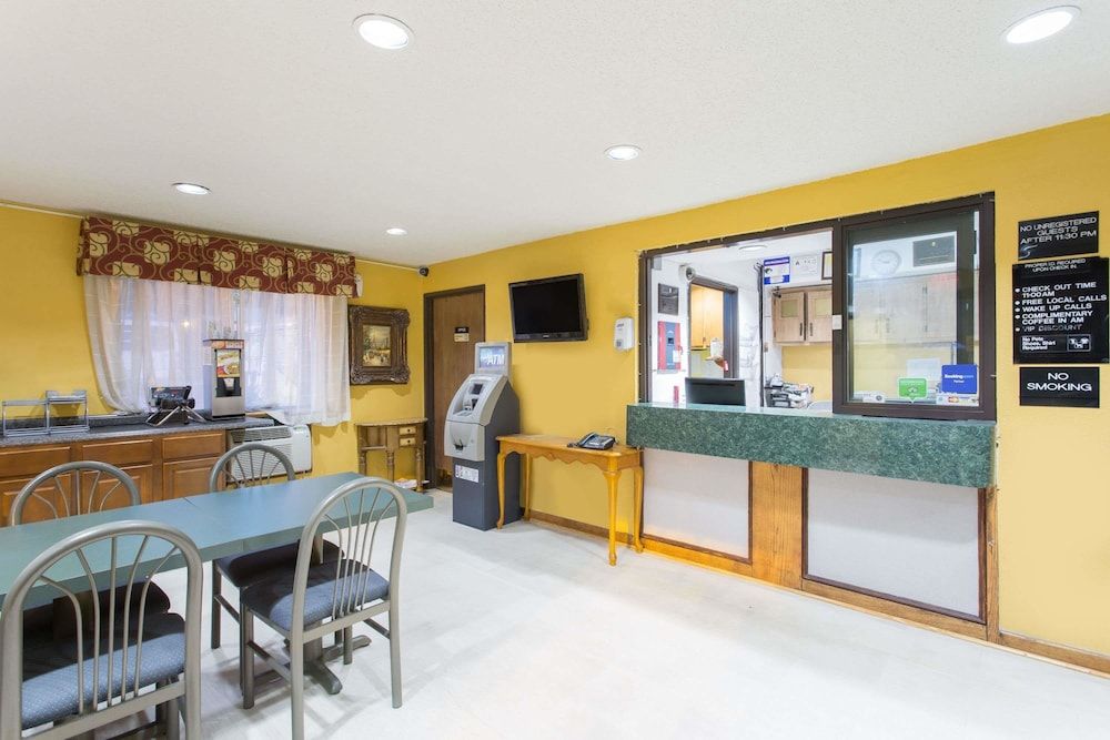 Super 8 by Wyndham Greensboro/Coliseum/Conv. 2