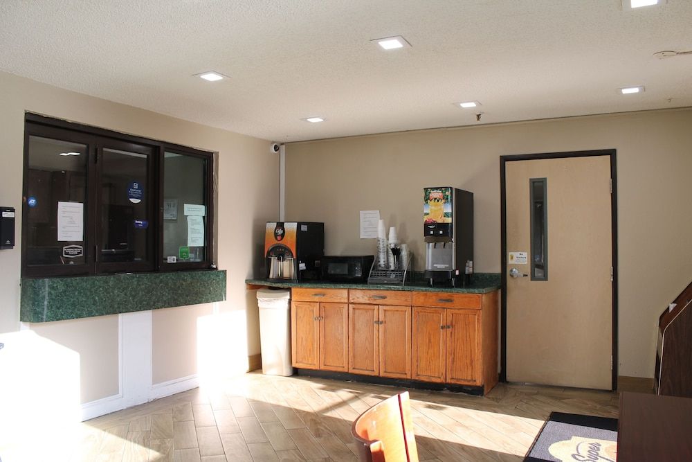 Super 8 by Wyndham Greensboro/Coliseum/Conv. 3