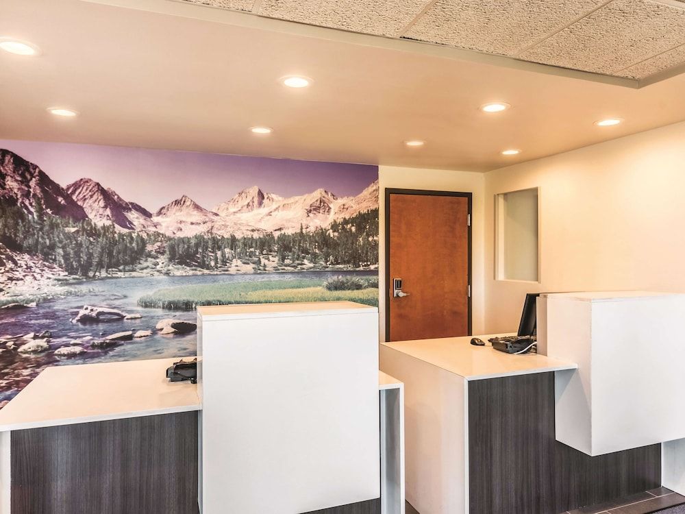 La Quinta Inn & Suites by Wyndham Colorado Springs North 2