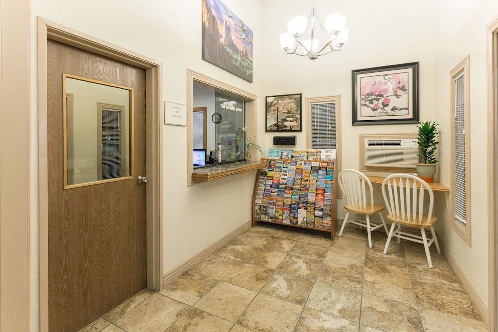 Super 8 by Wyndham Cos/Hwy. 24 E/PAFB Area 2