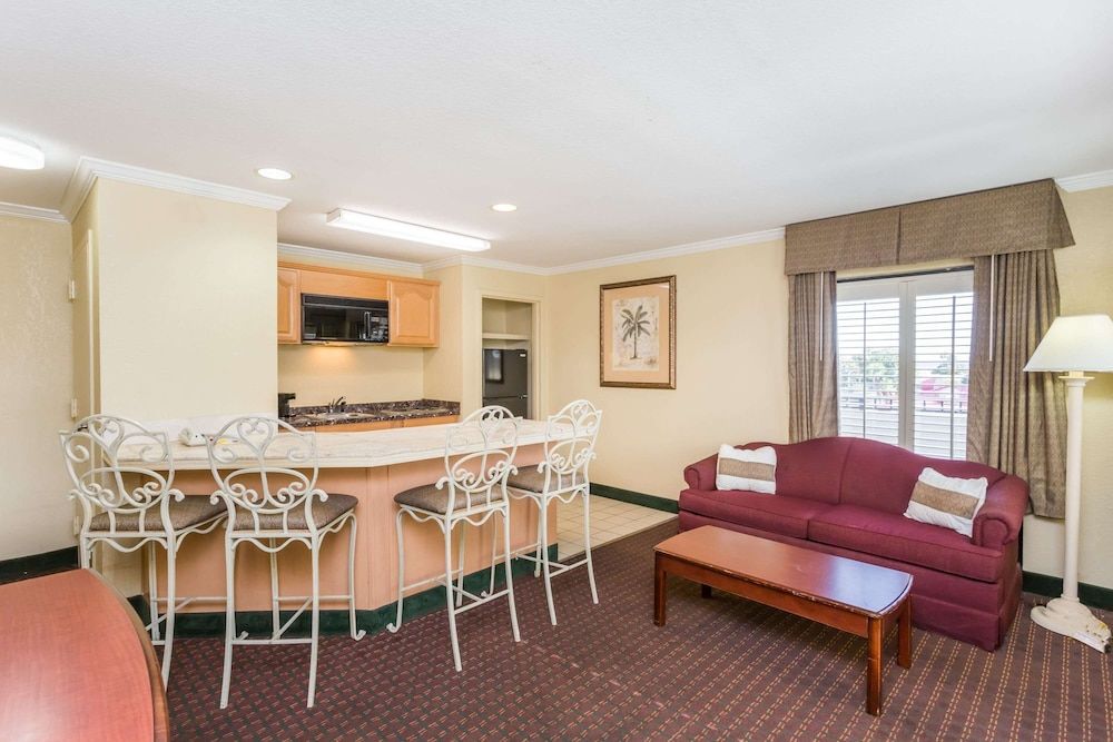Days Inn by Wyndham Destin 3