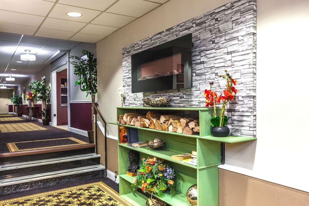 Ramada by Wyndham Jersey City 3