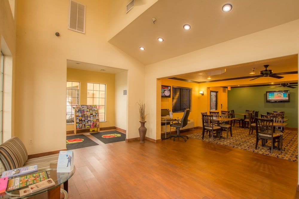 Super 8 by Wyndham Oklahoma Airport Fairgrounds West 2