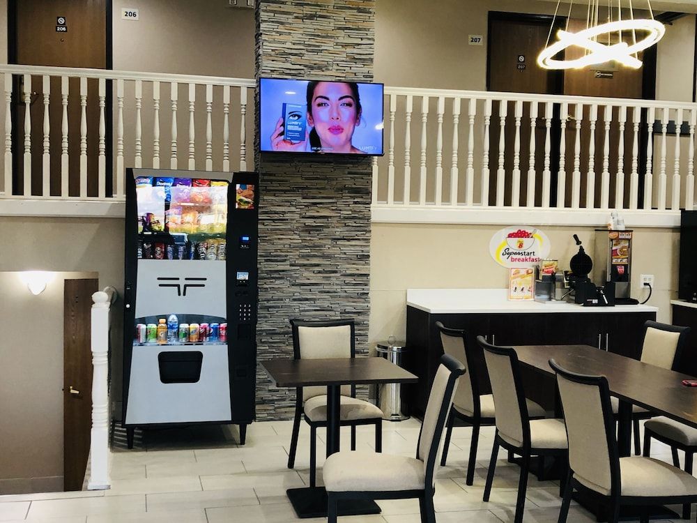 Super 8 by Wyndham Omaha SW 3
