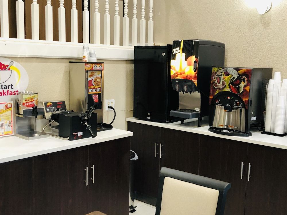Super 8 by Wyndham Omaha SW 2
