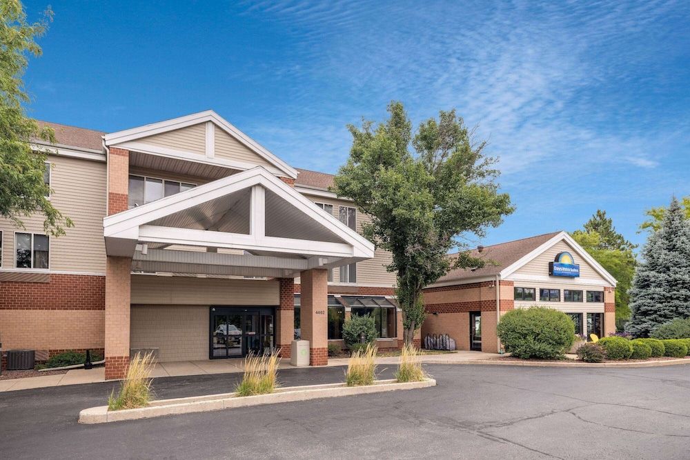 Days Inn & Suites by Wyndham Madison 1