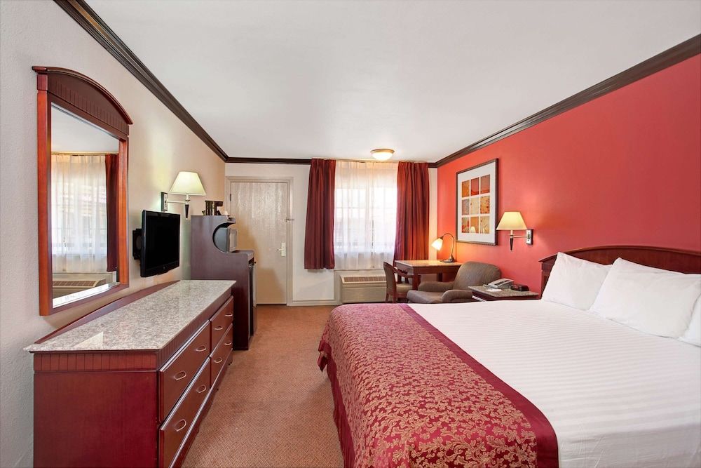 Ramada by Wyndham Pasadena 3