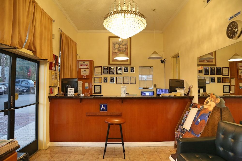 Travelodge by Wyndham Pasadena Central 2