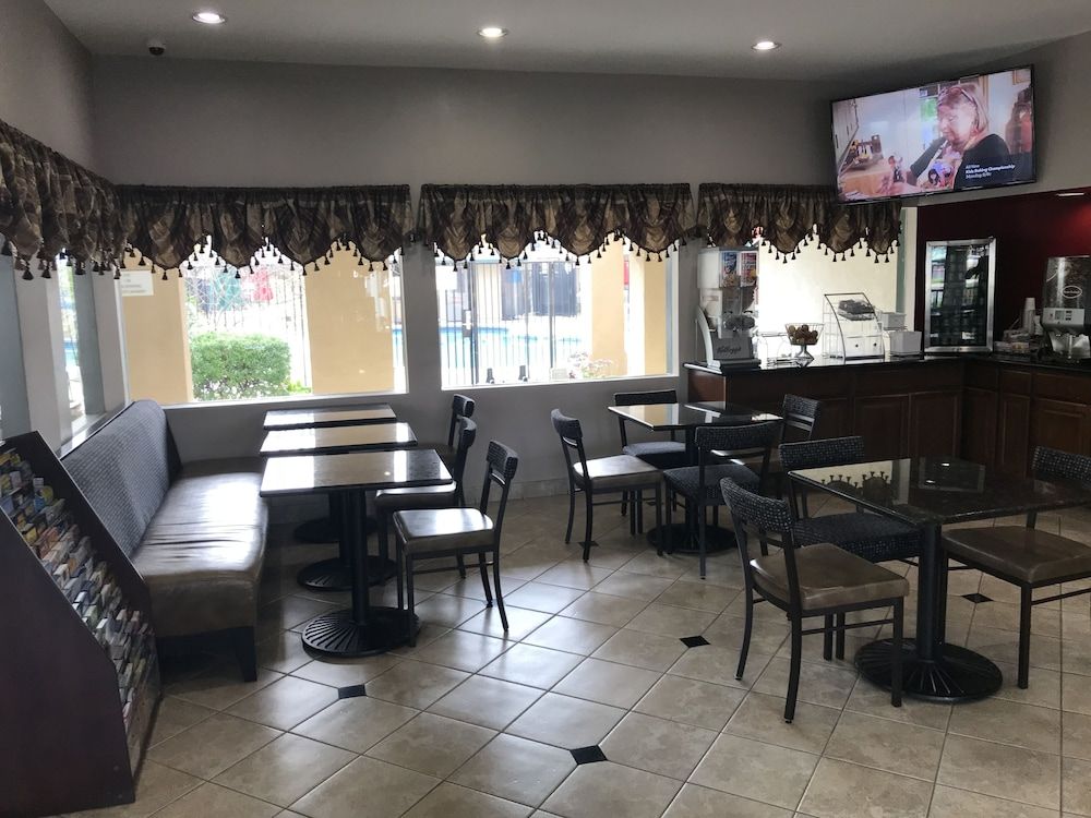 Super 8 by Wyndham Salinas 3