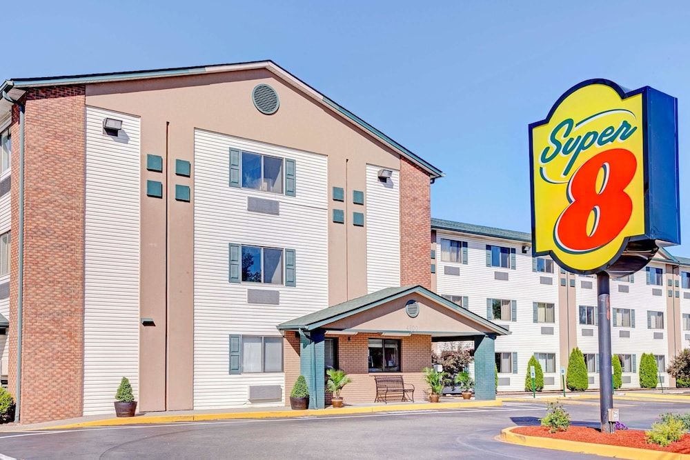 Super 8 by Wyndham Louisville Airport 2 estrelas em Louisville