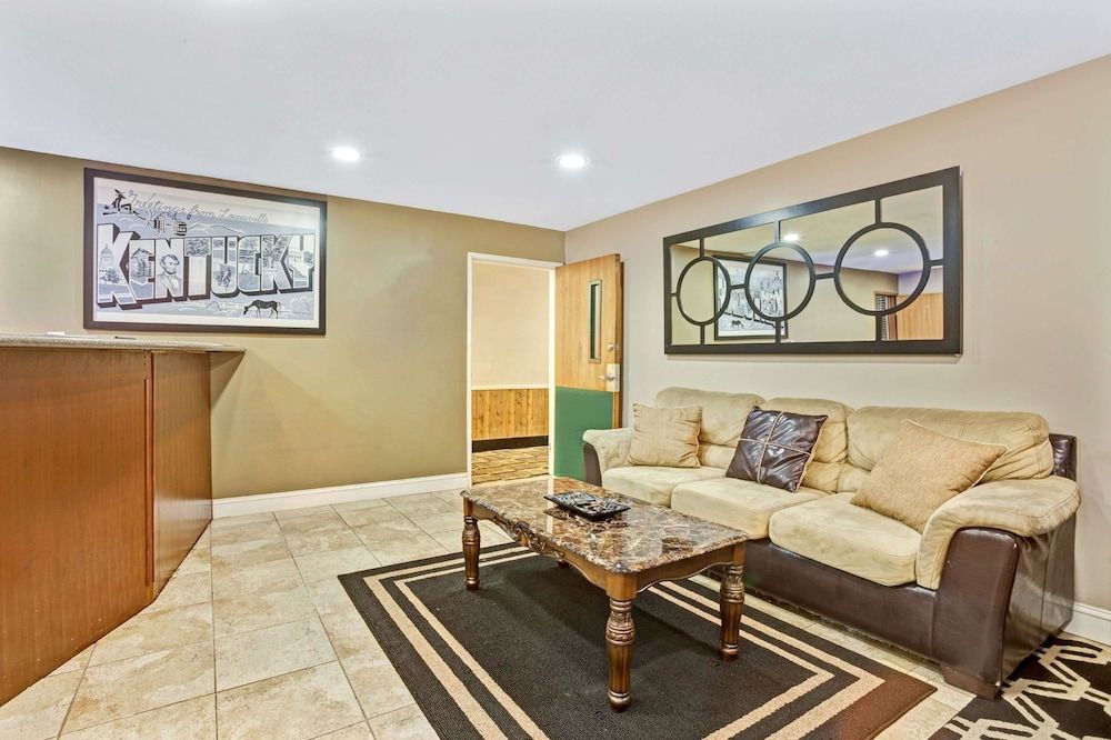 Super 8 by Wyndham Louisville Airport 2