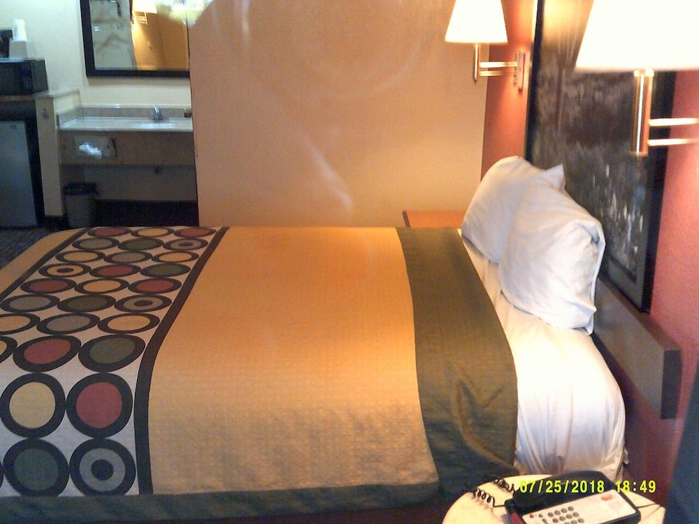 Super 8 by Wyndham Tucson Downtown Convention Center 3