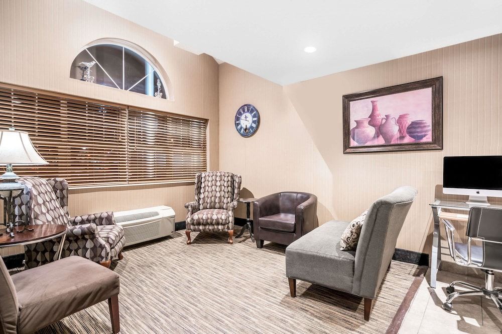 Microtel Inn & Suites by Wyndham Rochester North Mayo Clinic 3