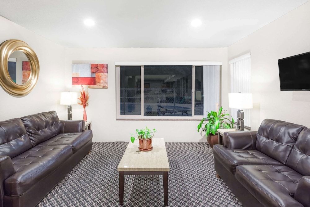 Super 8 by Wyndham Redding 2