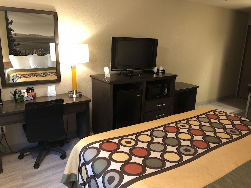 Super 8 by Wyndham Redding 3