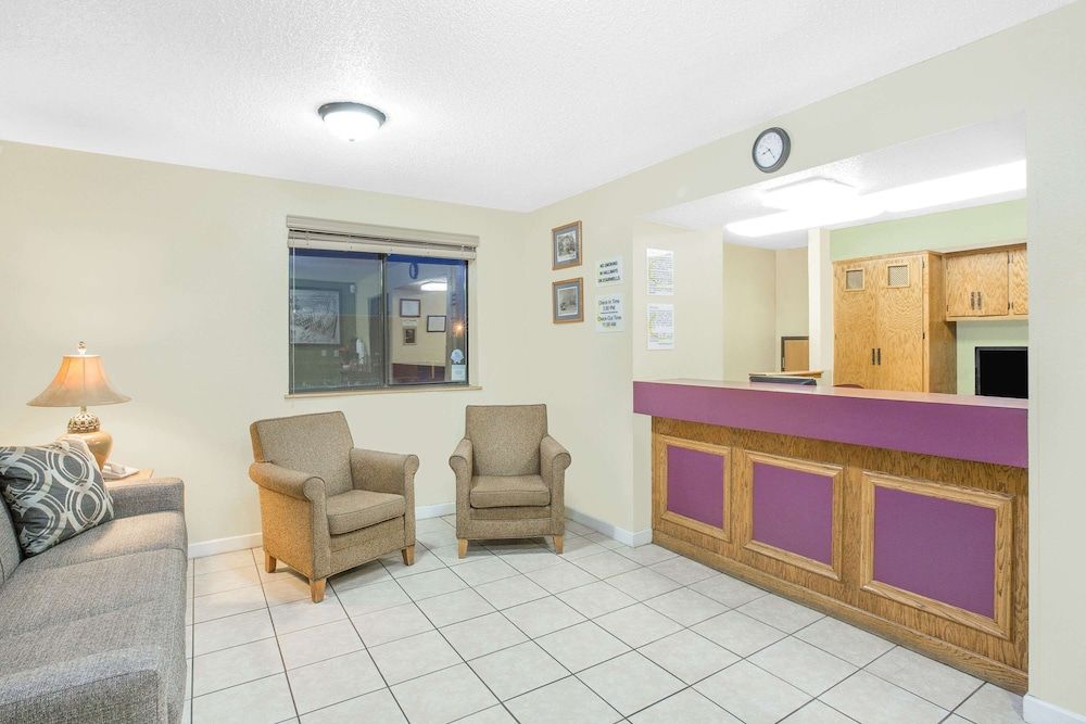 Super 8 by Wyndham Roanoke VA 2