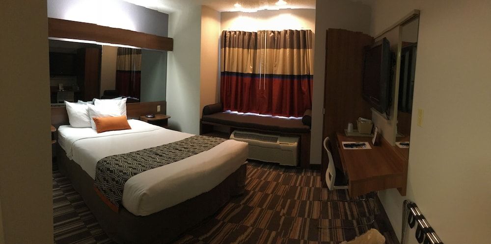 Microtel Inn & Suites by Wyndham Philadelphia Airport 3