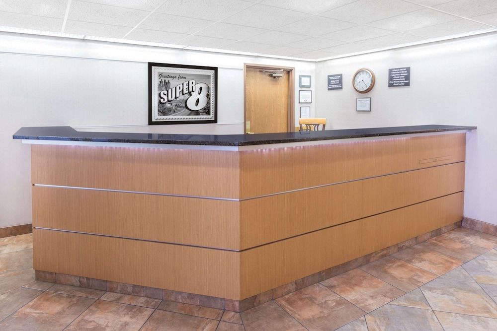 Super 8 by Wyndham Madison South 3