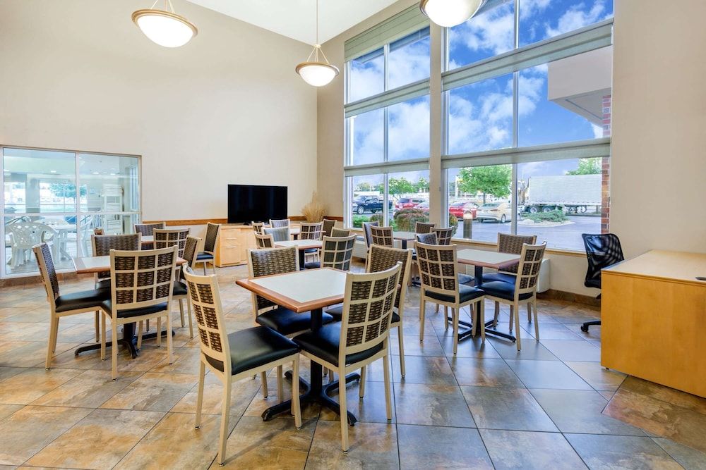 Super 8 by Wyndham Madison South 2